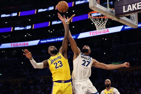 Lakers player grades: L.A.'s winning streak ends in Phoenix.